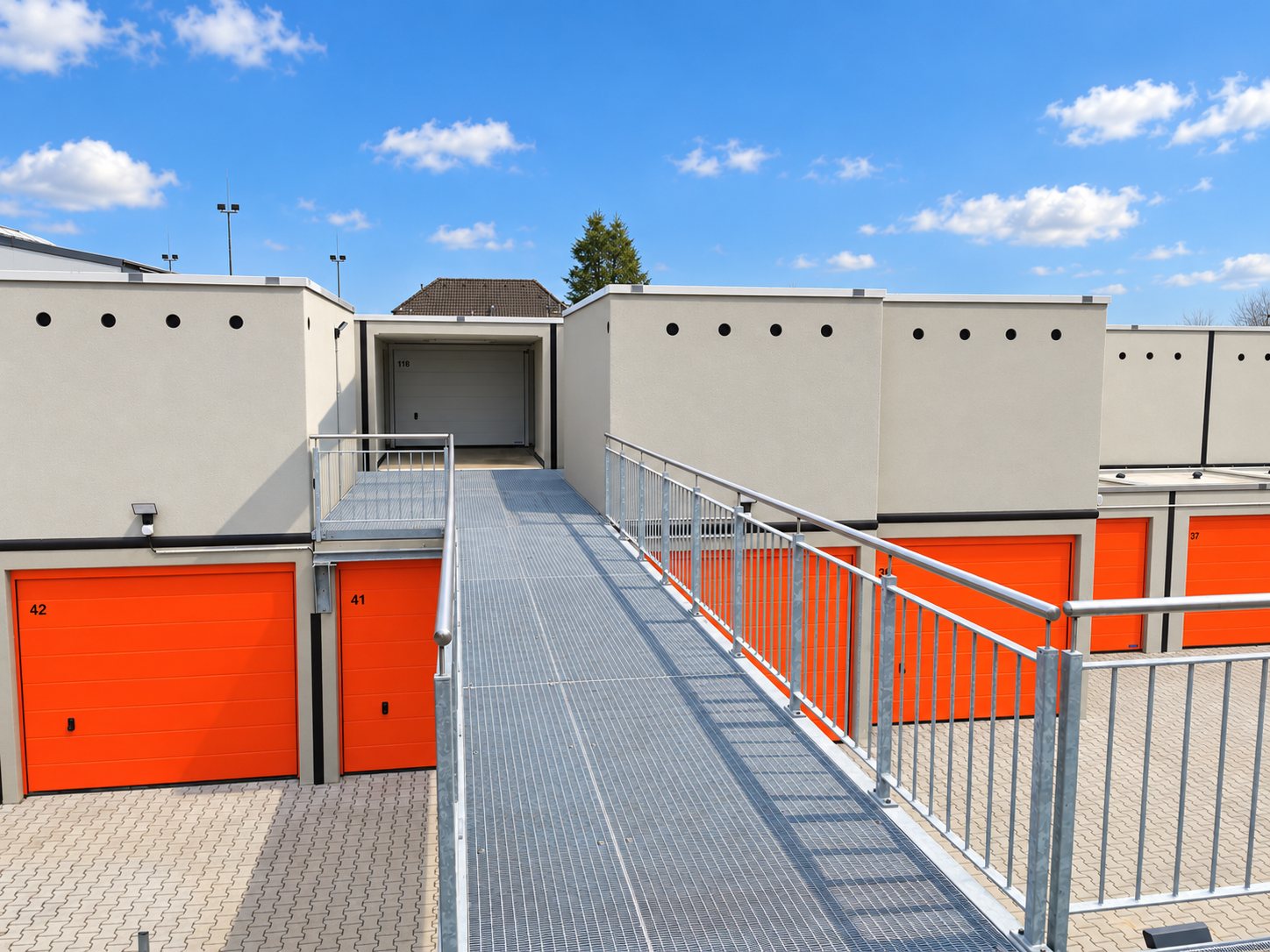 Garagenpark SPEICHER-BOX in Eschweiler mit orangefarbenen Garagentoren